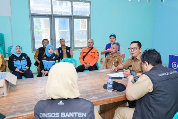 Dinsos Banten Salurkan Bantuan dan Berikan Layanan Psikososial Bagi Anak Penyitas Bencana Cigobang