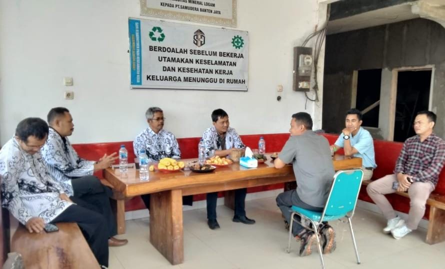 Kepala Divisi Humas, PT Samudera Banten Jaya (SBJ), Nurjaya Ibo saat menerima kunjungan dari jajaran pengurus Persatuan Guru Republik Indonesia (PGRI) Kecamatan Cibeber