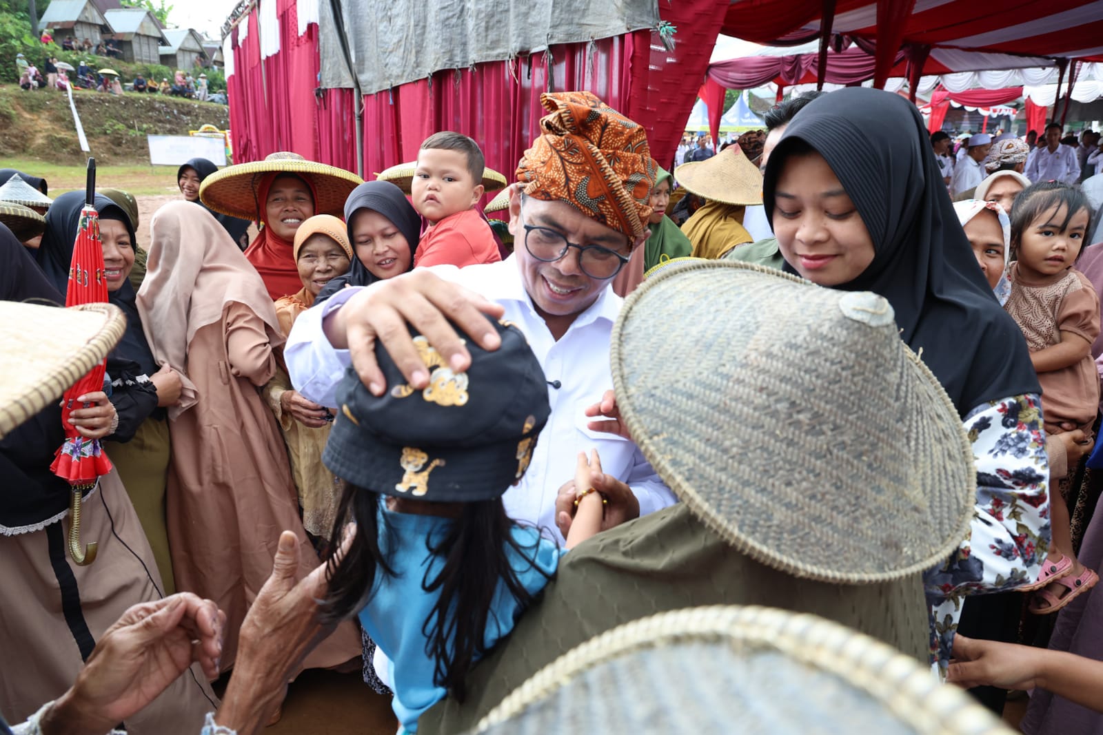 Gubernur Banten, Andra Soni disambut antusias warga Desa Citorek tengah pada acara Peluncuran Program Sarjana Penggerak Desa