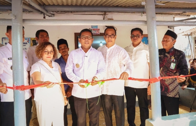 Gubernur Banten, Andra Soni, saat menghadiri Program Pendistribusian Renovasi Rumah Tidak Layak Huni (RTLH) dan Instalasi Air Bersih di Wilayah Kabupaten Tangerang, di Desa Sindang Panon Kecamatan Sindang Jaya 