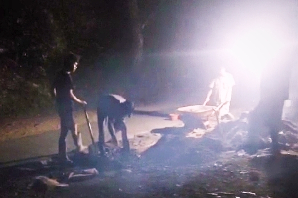 Pesimis pada Pemerintah, Warga Cimanggu Swadaya Bangun Jalan Rusak Kewenangan Pemkab Pandeglang