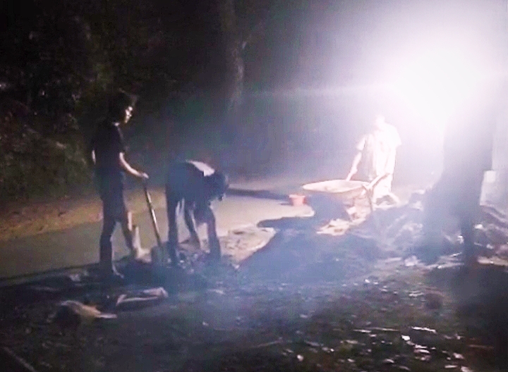 Warga gotong royong bangun jalan secara swadaya 