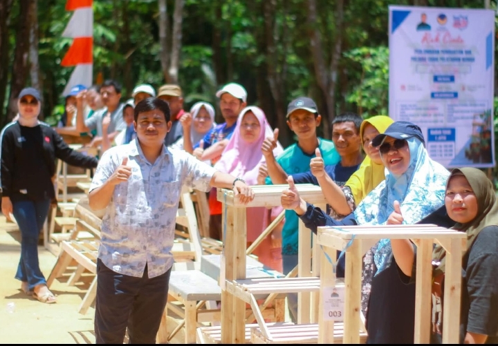Poto : Ugi bersama peserta ibu ibu 