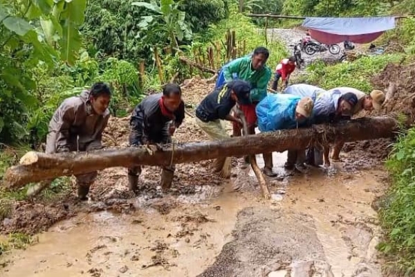 Berjibaku, Bhabinkamtibmas Polsek Panggarangan Bersama BPBD Panggarangan Bersihkan Material Longsor