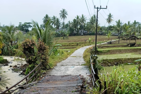 Jembatan Penghubung Dua Kecamatan di Lebak Selatan Rusak, Kades Minta Pemkab Lebak Segera Perbaiki