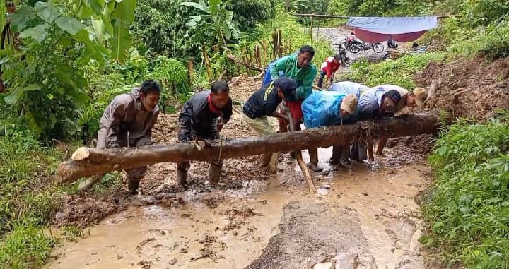 Bhabinkamtibmas Polsek Panggarangan, Aipda Fery Alamsyah Bersama BPBD Pangharangan dan Warga Bersihkan Material Longsor 