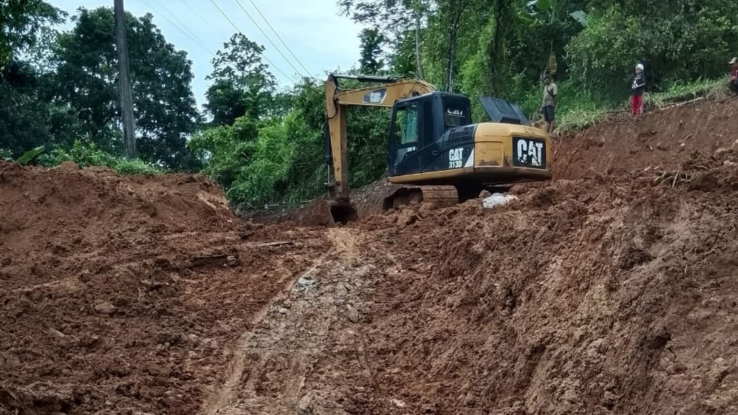 Excavator Dinas PUPR Lebak saat melakukan penanganan jalan amblas jalan poros desa di Kecamatan Panggarangan 