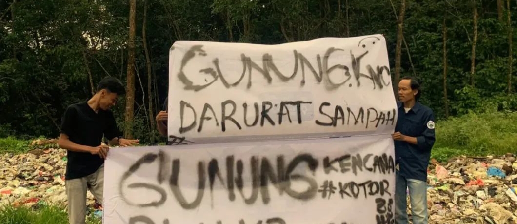 Spanduk yang dibentangkan HIMAGUNA sebagai simbol aksi protes atas ketidakseriusan DLH Lebak dalam pengelolaan sampah di Kecamatan Gunung Kencana 
