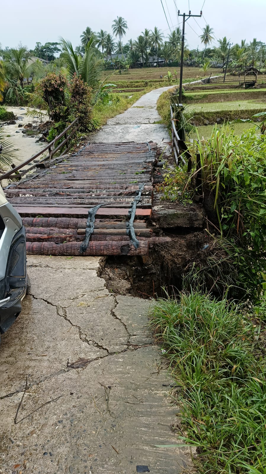 Kondisi Jembatan Penghubung Dua Kecamatan (Desa Mekarsari, Kecamatan Cihara dengan Desa Cimandiri, Kecamatan Panggarangan)