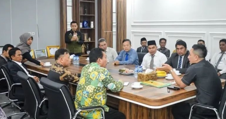 Bupati Lebak, Hasbi Asyidiki Jayabaya, Saat Melakukan Wawancara Kepada Calon Pimpinan BUMD Lebak Niaga