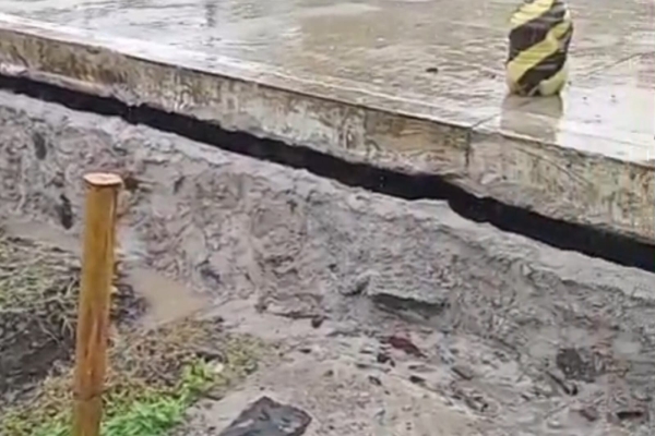 Akibat Pergerakan Tanah, Rumah Warga dan Ruas Jalan Cikumpay - Ciparay Terancam Ambruk