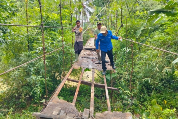 Demi Keselamatan, Kades Sukajadi, Kecamatan Panggarangan, Himbau Warga Tak Lintasi Jembatan Cimancak