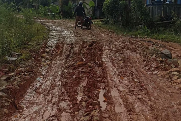Ruas Jalan Cibarengkok-Gununggede Rusak Berat, Aktifitas Warga Terganggu, Masyarakat Susah Sejahtera