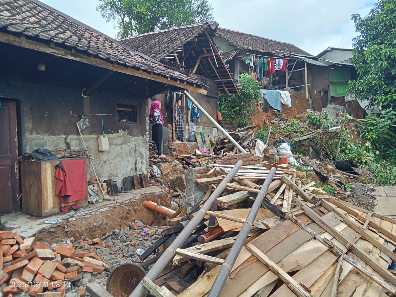 Tanah Longsor yang Terjadi Di Desa Bayah Timur, Kecamatan Bayah, Kabupaten Lebak, Banten 