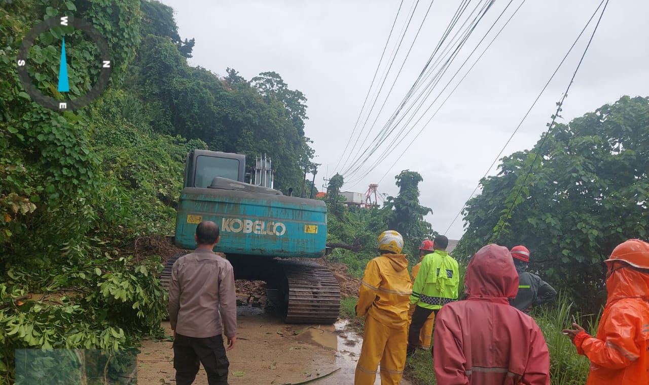 Upaya Pembersihan Material Longsor yang dilakukan Oleh Forkopimcam Bayah di Jalan Nasional Bayah - Cibareno, Tepatnya di Depan Dermaga PT. Cemindo Gemilang
