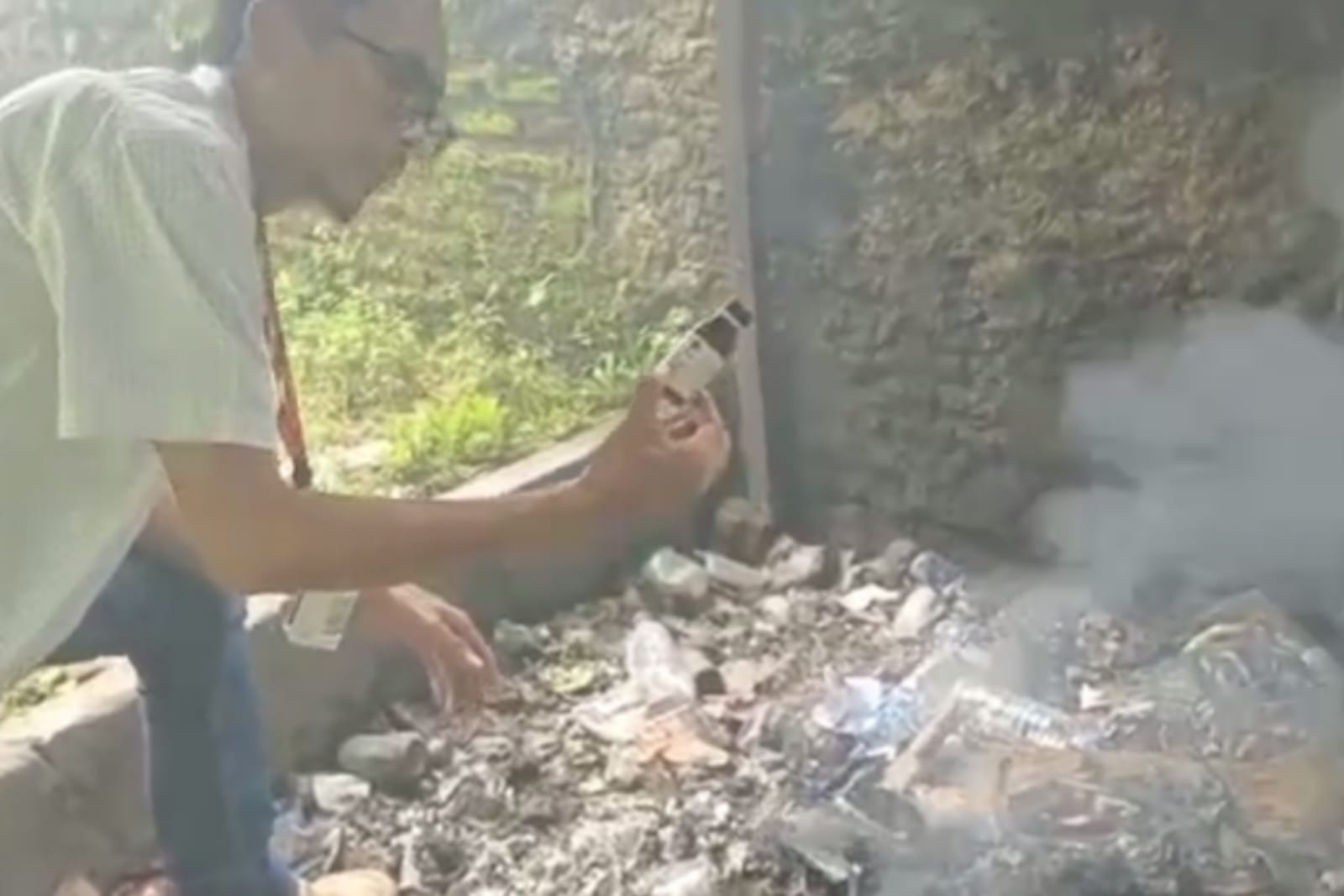 Aktifitas Pembakaran Sampah di Puskesmas Cigemblong, Kabupaten Lebak, Banten 