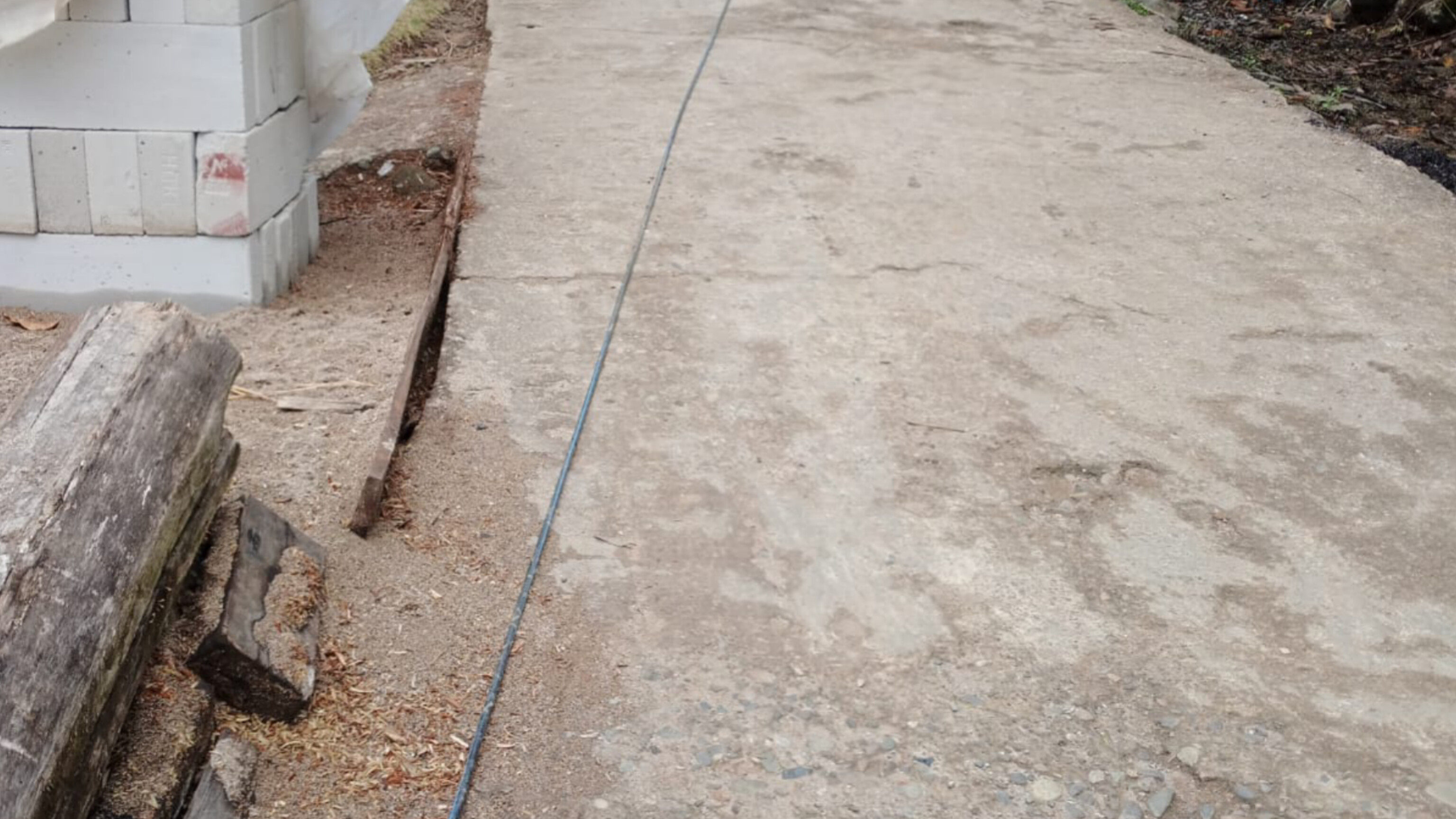 Kabel Wifi yang Tergeletak di Jalan Desa Mekarsari, Kecamatan Cihara, Lebak, Banten