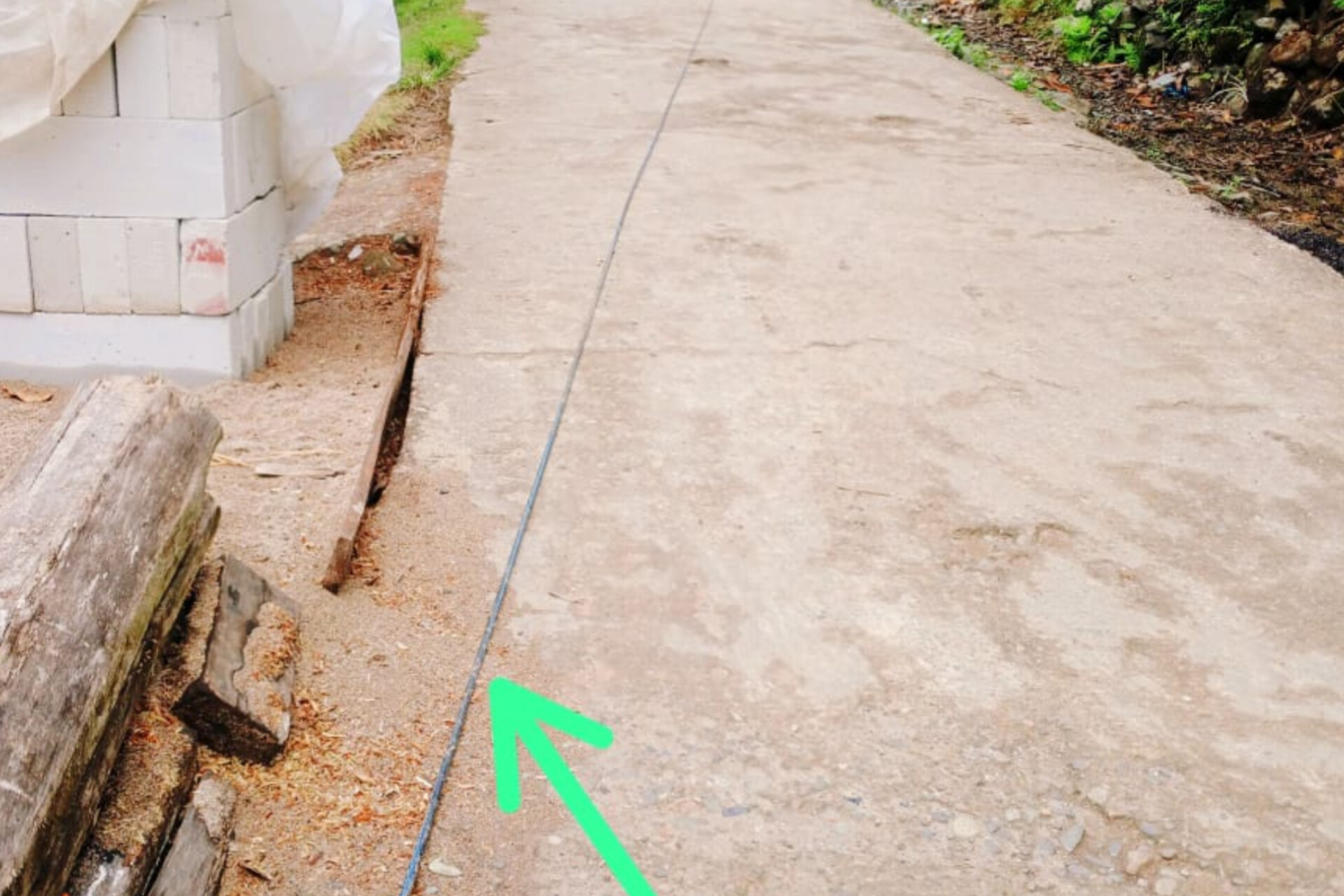 Keberadaan Kabel Wifi yang Jatuh ke Tanah di Desa Mekarsari, Kecamatan Cihara, Kabupaten Lebak, Banten 