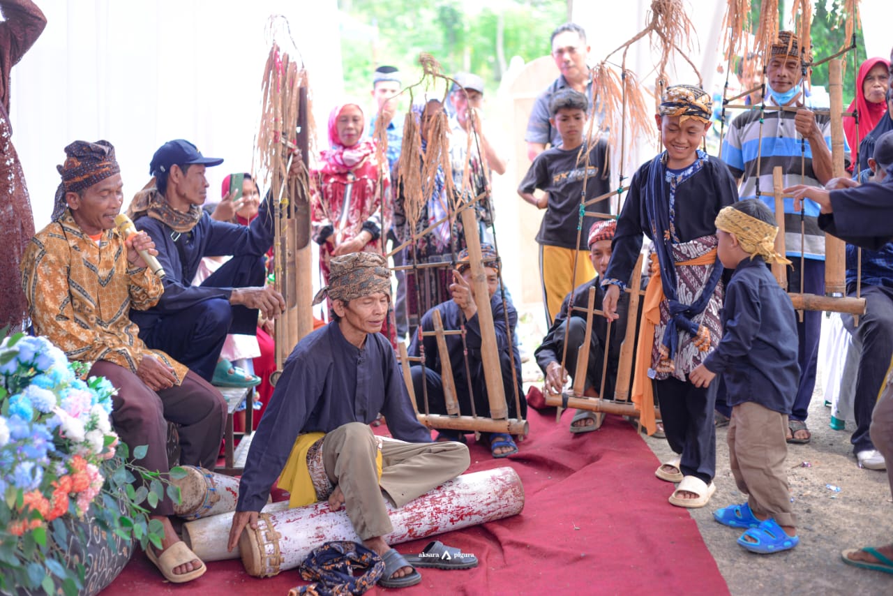 Kesenian Bedug Lojor Desa Cimandiri Saat Tampil Pada Pesta Warga Setempat 
