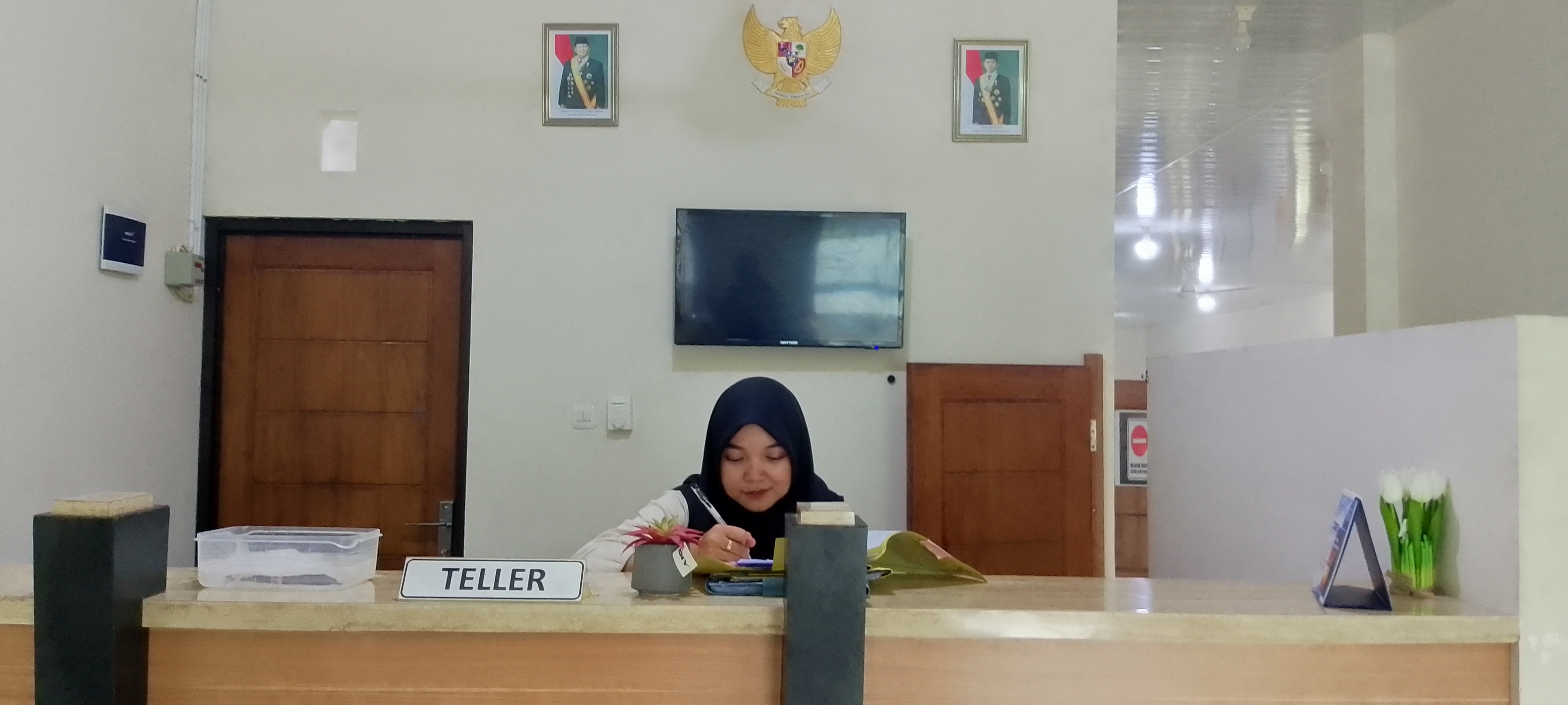 Teller Koperasi Sentra Dana Cabang Bayah Sedeng Melakukan Layanan Bagi Anggota