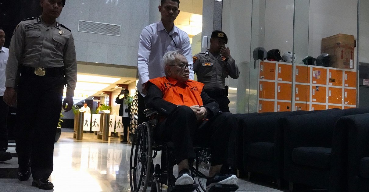 Mantan Direktur Pengolahan PT Pertamina Chrisna Damayanto, Saat Ditahan KPK