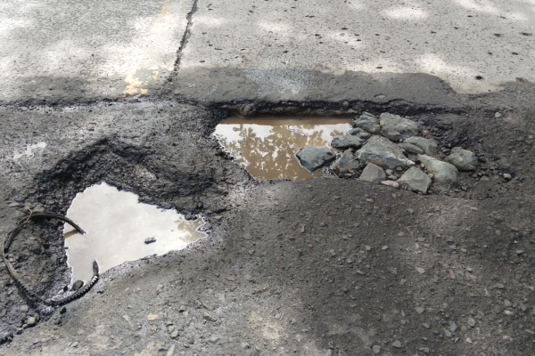 Lubang Menganga di Ruas Simpang–Bayah Ancam Keselamatan Pengendara