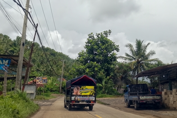 Membahayakan Pengguna Jalan, Tiang Internet Miring di Ruas Jalan Bayah-Malingping