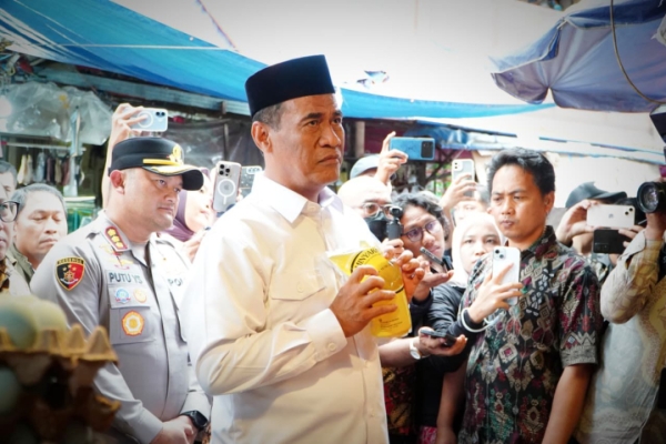 Sidak Pasar, Andi Amran Sulaiman Tegaskan Tak Ada Alasan Harga Minyak Goreng Naik ‎