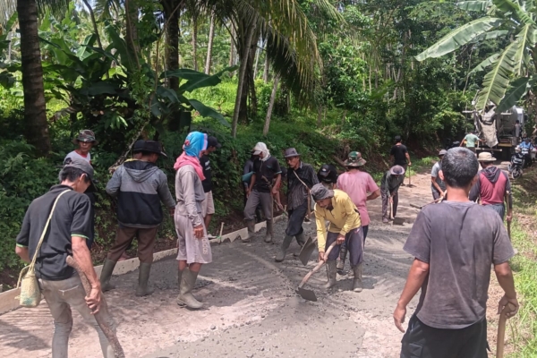 Sinergi Perusahaan dan Warga, PT RBB Salurkan Beton Ready Mix untuk Jalan Desa Panyaungan, Cihara