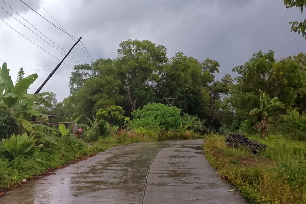 Tiang Penyangga Kabel WiFi Miring, Bahayakan Pengguna Jalan Cimandiri - Cibarengkok