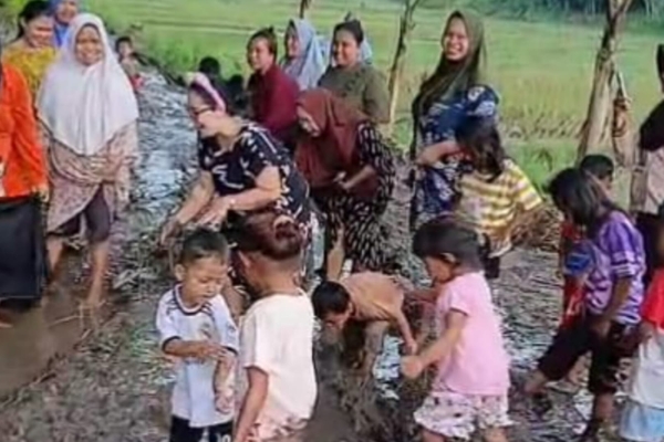 Warga Cimarga, Lebak, Tanam Pisang dan Padi di Jalan Rusak, Tagih Janji Andra Soni