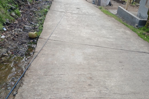 Warga Mekarsari, Cihara, Keluhkan Kabel Wifi Menjuntai Tak Kunjung Diperbaiki, Ancam Putus Paksa