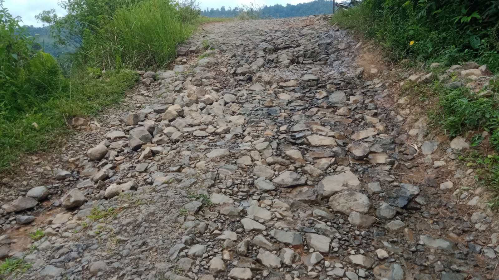 Kondisi Jalan Penghubung desa Di Kecamatan Cibeber, Kabupaten Lebak, Banten 