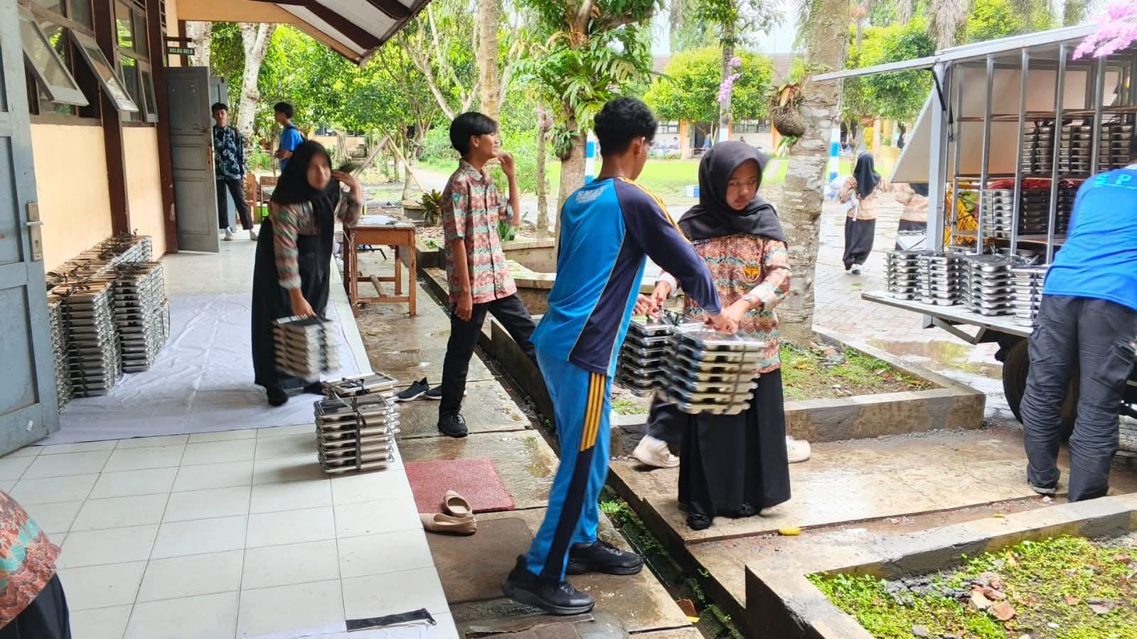 Penyaluran MBG dari SPPG ke Penerima Manfaat