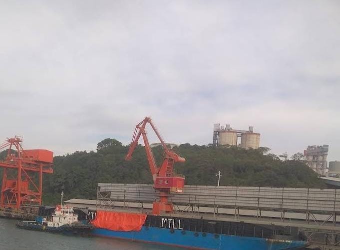 Kegiatan bongkar muat di Dermaga khusus PT Cemindo Gemilang, Bayah Kabupaten Lebak