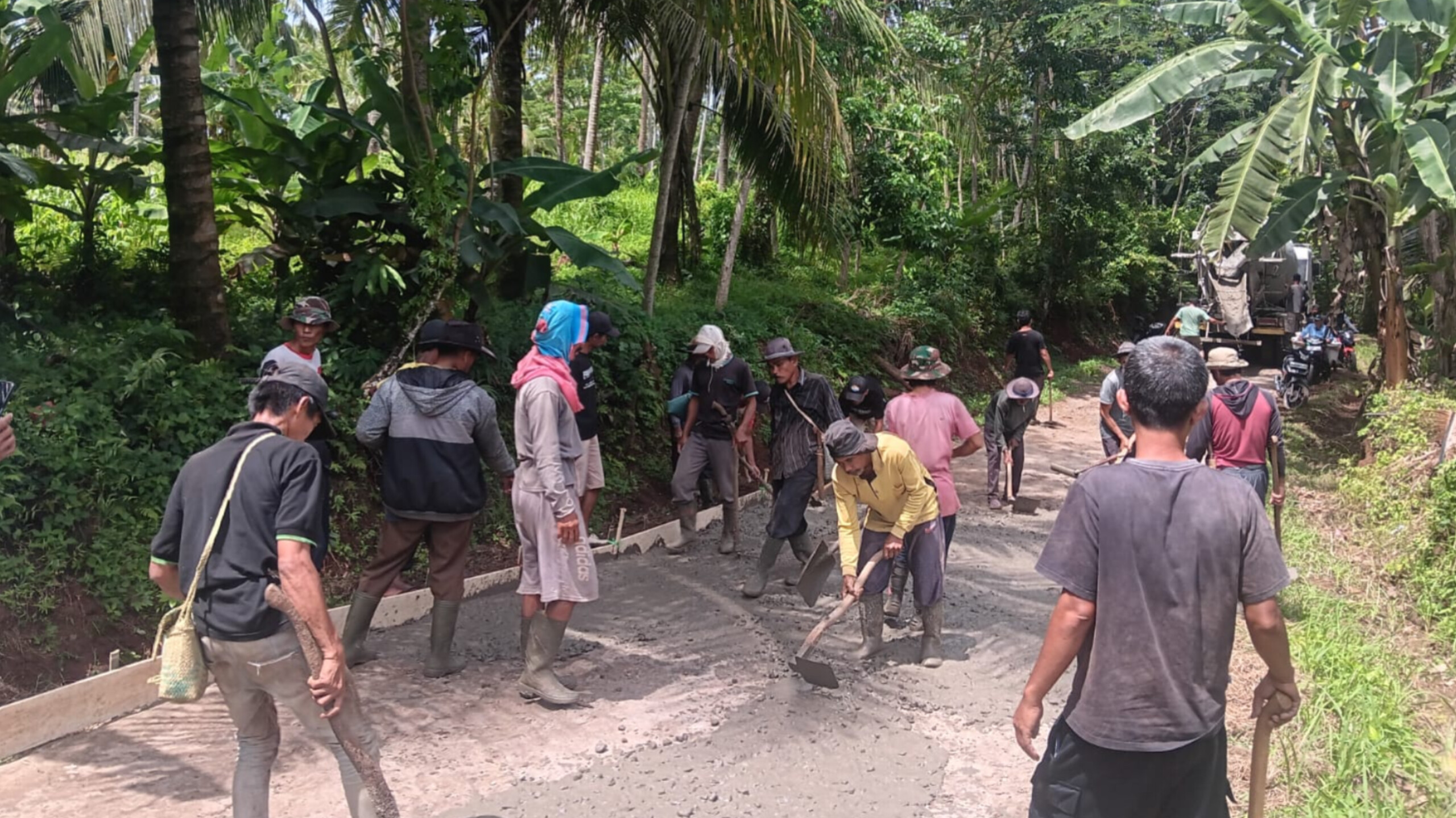 Warga bergotong royong melakukan perbaikan jalan di Desa Panyaungan, Cihara 