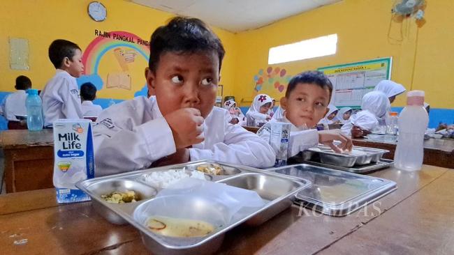 Ilustrasi Siswa Sedang Makan Menu MBG