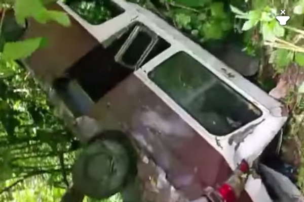 Angkot Wisatawan Terperosok di Tanjakan Cariang Sawarna, Bayah. Empat Penumpang Luka Ringan