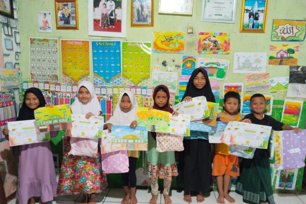 Ngabuburit Kreatif, Siswi MIN 4 Serang Ajak Puluhan Anak Ikuti Lomba Mewarnai