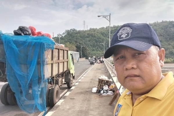 Pemdes Bayah Barat Bersihkan Sampah di Jembatan Dua, Bayah, Warga Diajak Peduli Lingkungan