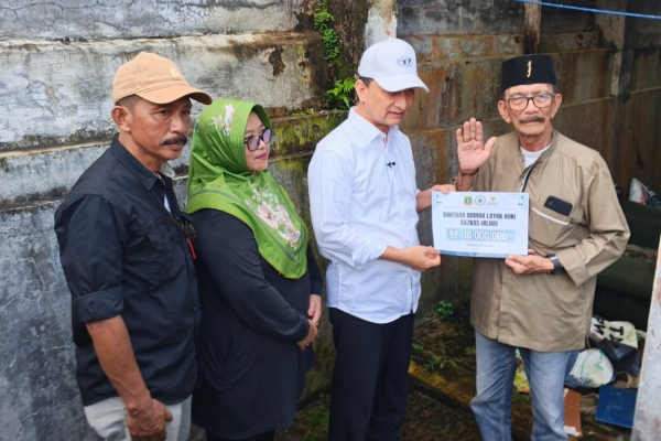Tinjau Langsung Rumah Warga, Wagub Banten Serahkan Bantuan RTLH di Pandeglang