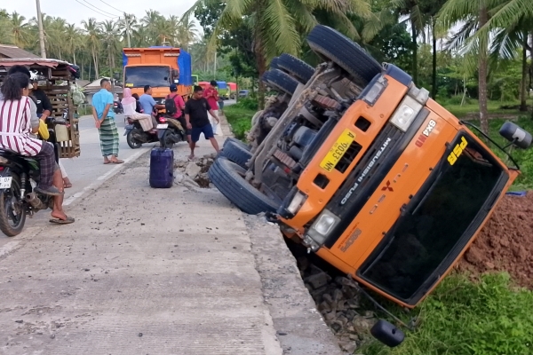 Truk Tronton Pengangkut Tanah Terperosok ke Jurang di Jalan Bayah–Malingping