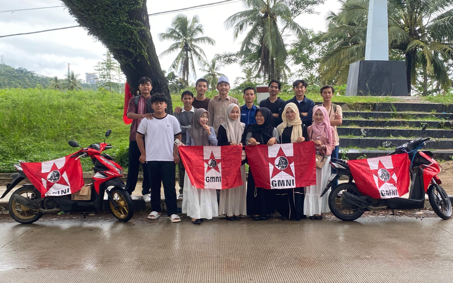 Foto Bersama saat Gerakan Mahasiswa Nasional Indonesia (GMNI) wilayah Lebak Selatan melalui Komisariat (Komsat) Pokdis Bayah dan Universitas Mathla’ul Anwar (UNMA) Malingping menggelar kegiatan “GMNI Berbagi dan Buka Puasa Bersama” di Bayah, Kabupaten Lebak