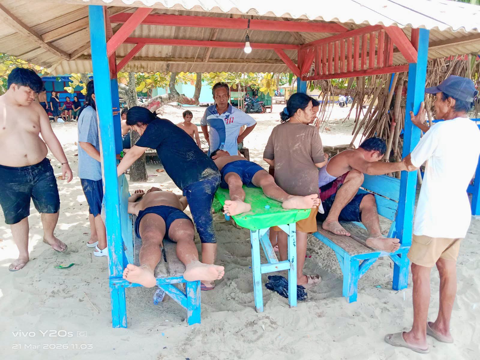 Petugas Pantai Sawarna selamatkan wisatawan yang terseret ombak