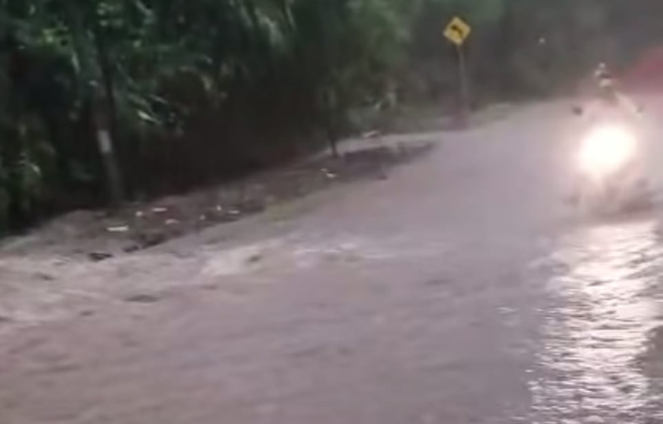 Air Limpasan Tumpah ke Jalan Raya Bayah - Sawarna, tepatnya di Cipamadangan 