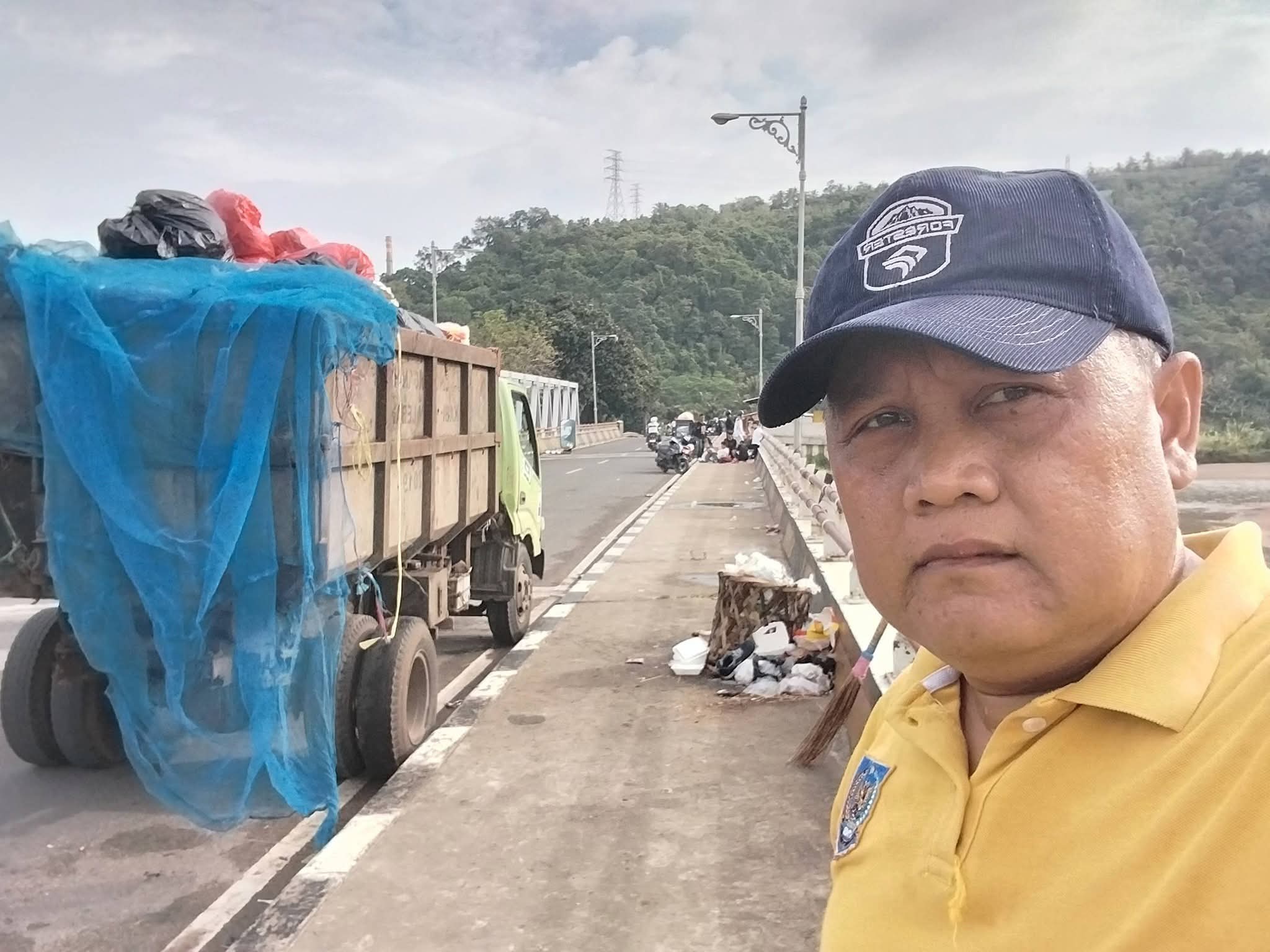 Kepala Desa Bayah Barat, Usep Suhendar saat melakukan aksi bersih - bersih di Jembatan Dua Bayah