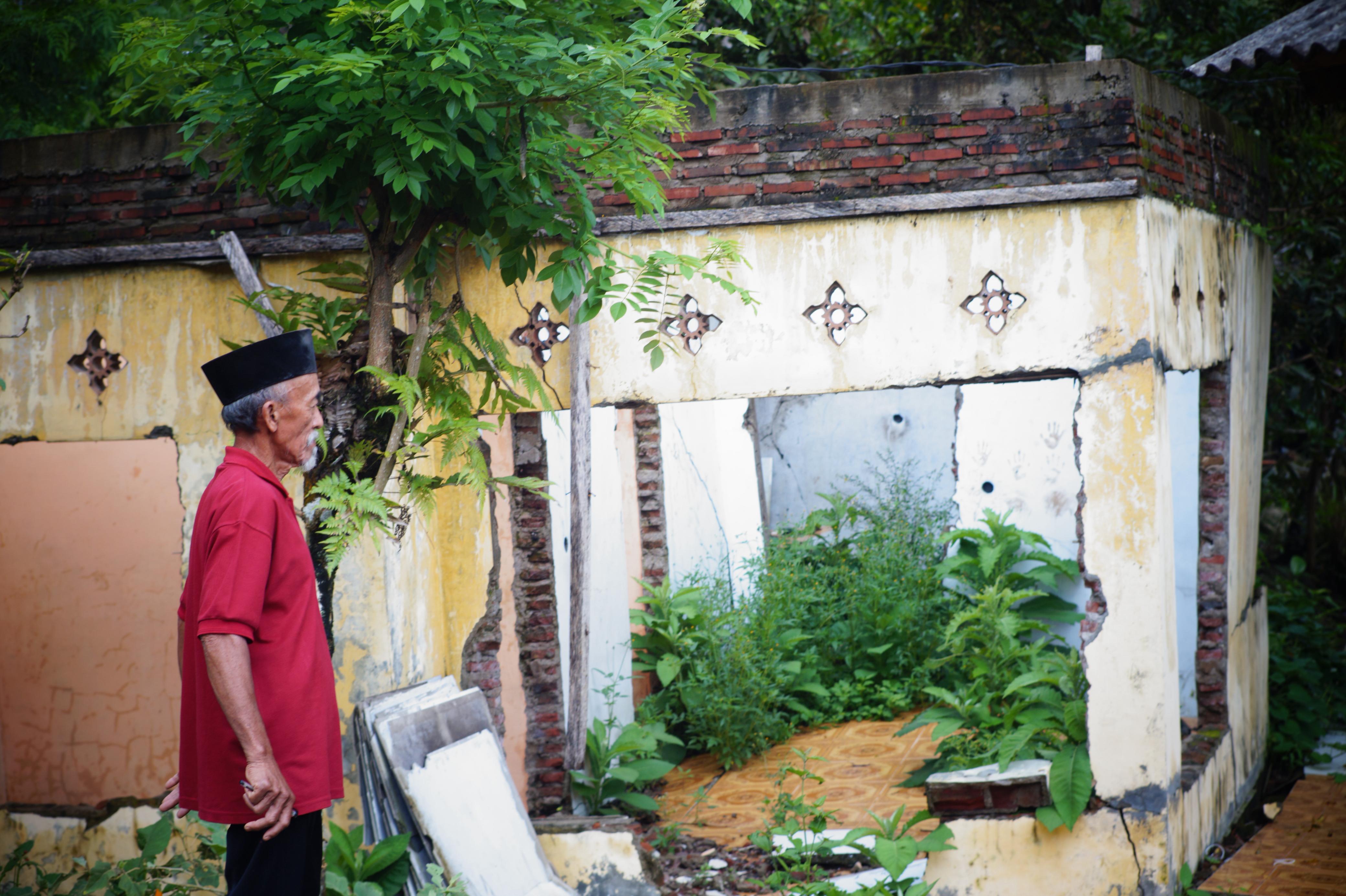 Warga Kampung Cinangga Lebak, Desa Bayah Timur, Kecamatan Bayah, Menunjukan Rumah yang Sudah Ditinggalkan, Rusak Akibat Pergerakan Tanah 