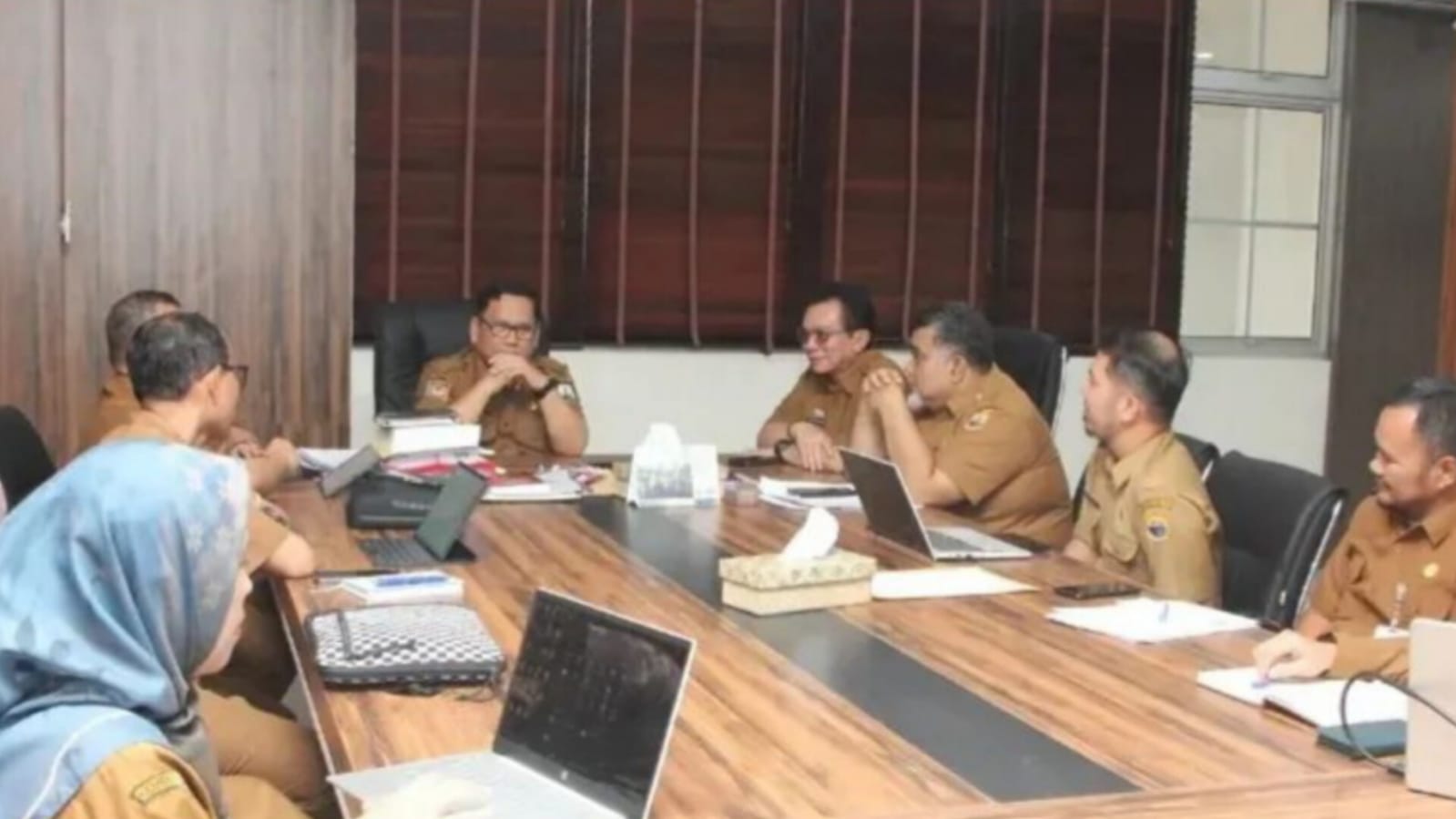 ‎Wakil Bupati Lebak, Amir Hamzah, memimpin rapat lanjutan pembahasan optimalisasi penerimaan retribusi daerah Tahun 2026 bersama Dinas Kepemudaan dan Olahraga (Dispora) serta Dinas Perindustrian dan Perdagangan (Disperindag) Kabupaten Lebak 