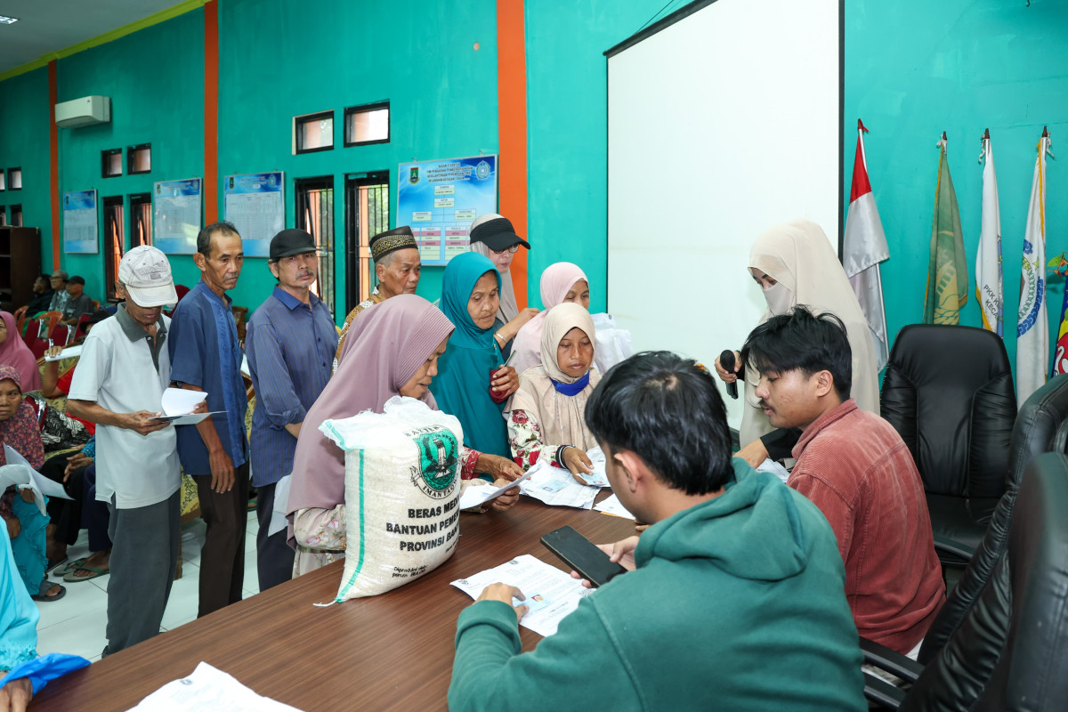 Penyalurkan Bantuan CPP Provinsi Banten Tahun 2026 untuk daerah rentan pangan di Kantor Kelurahan Kotasari, Kecamatan Grogol, Kota Cilegon, Rabu (4/3/2026)