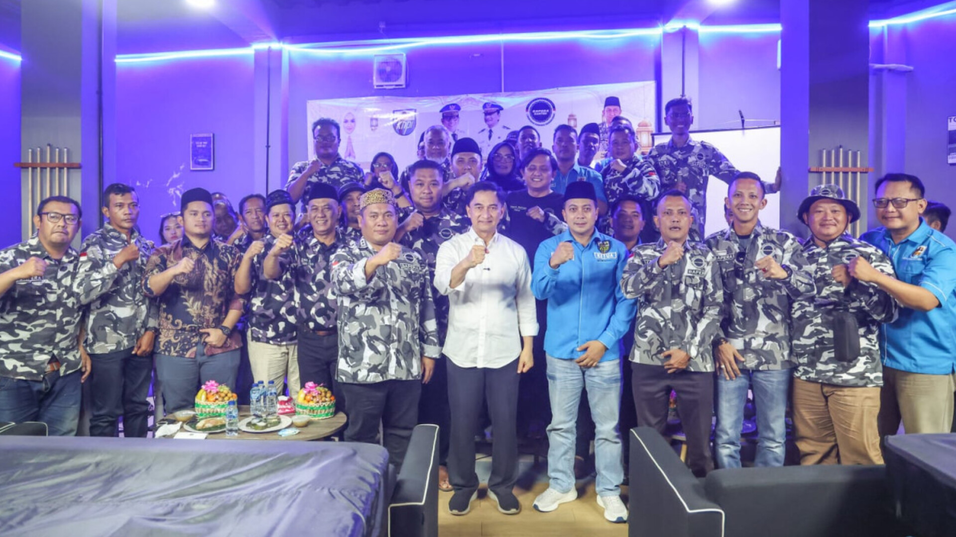 Wakil Gubernur Banten, Achmad Dimyati Natakusumah saat menghadiri pertemuan bersama Barisan Pemuda Nusantara (Bapera) dan Komite Nasional Pemuda Indonesia (KNPI) Provinsi Banten di Kota Serang, Minggu (8/3/2026).